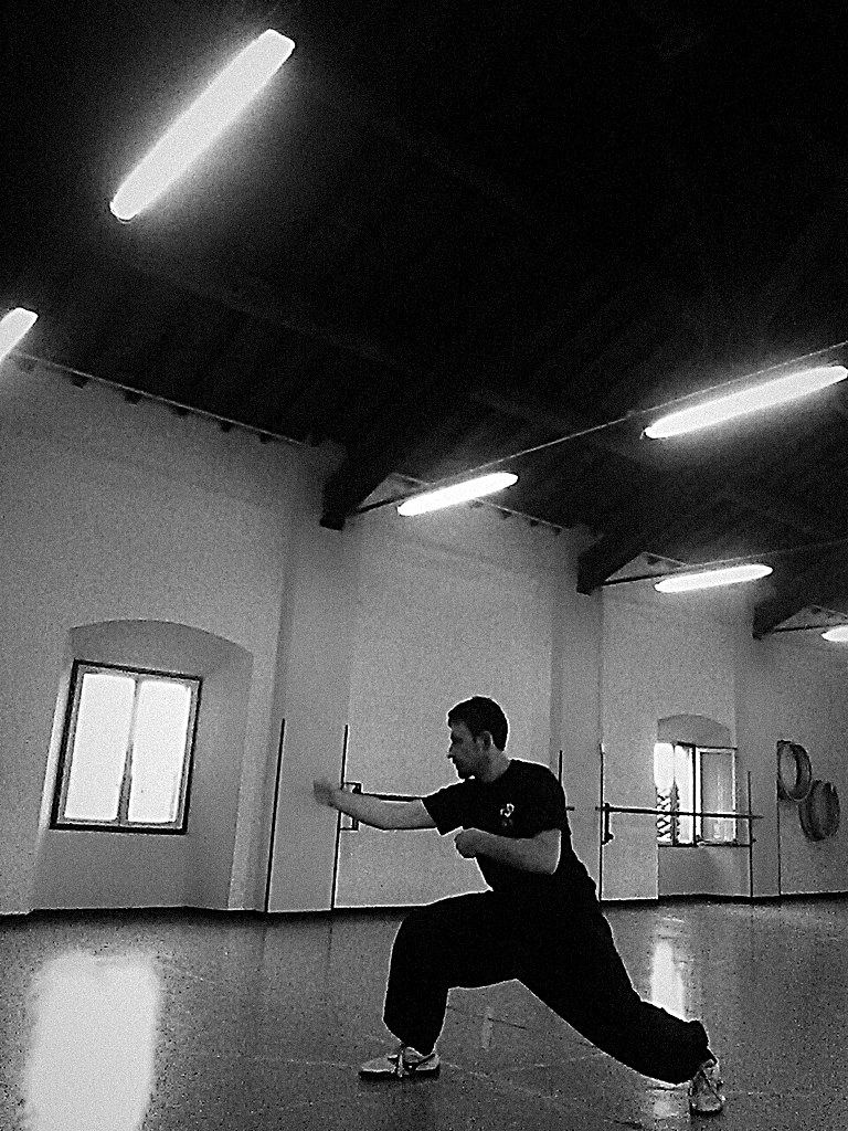 Posizione di affondo durante l'allenamento in sala