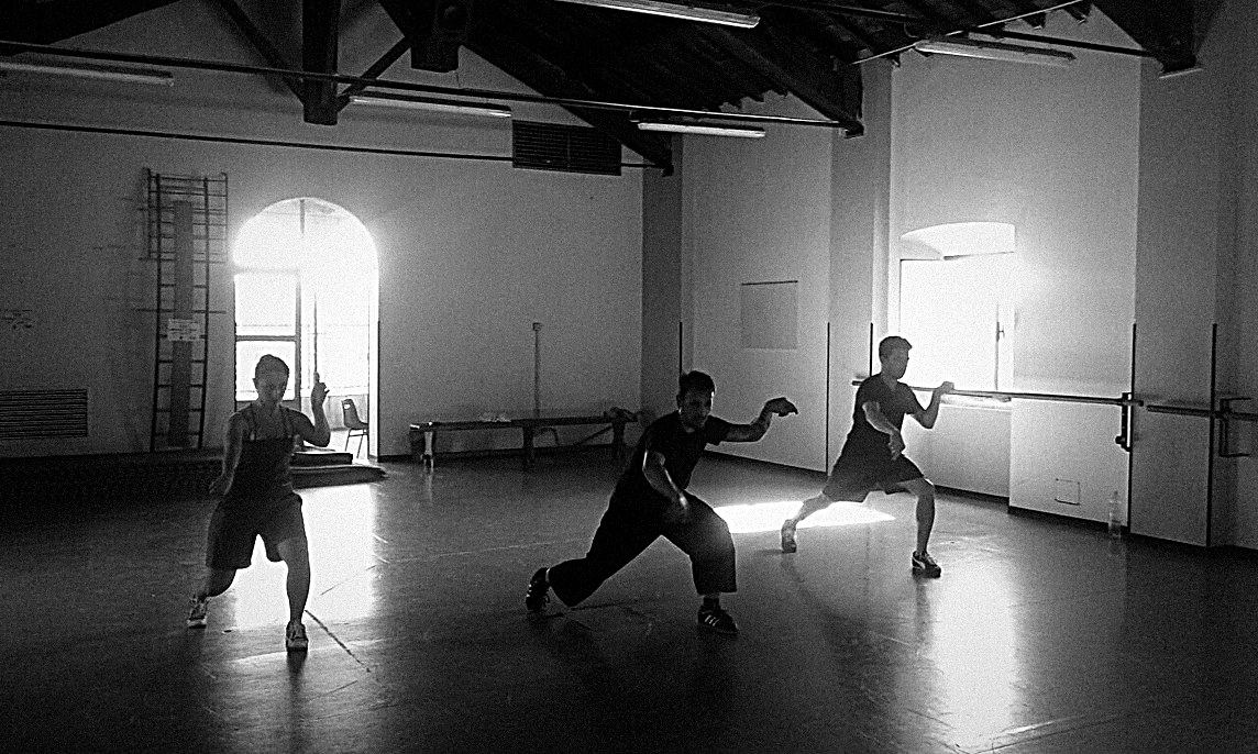 Allenamento di gruppo nella storica sala della scuola