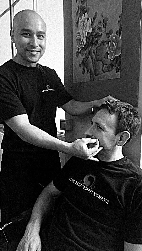 Un momento di Medicina Tradizionale Cinese con il proprio maestro